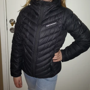  - Peak performance jacka i st S svart. Som ny använd 3 g. Kvitto finns. Pm för flera bilder. Inköpt för 2800 kr på peak performance 