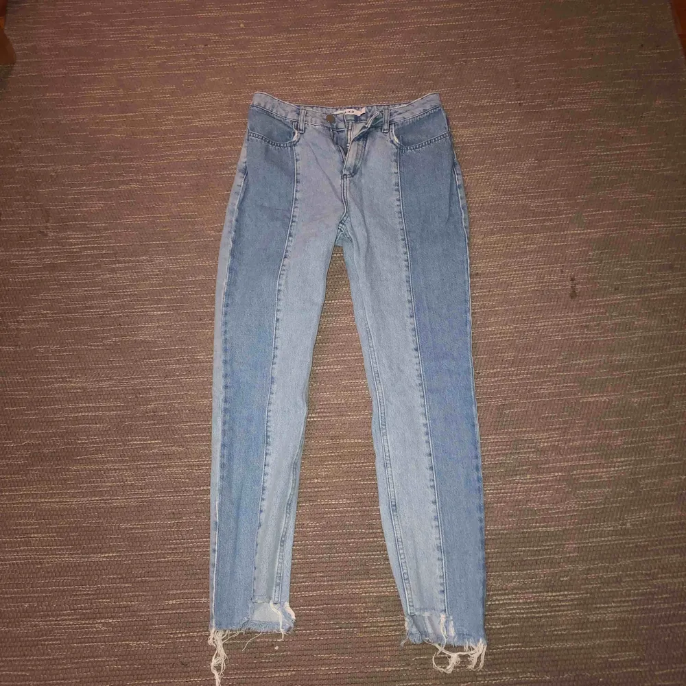 Jeans från NAKD med slitningar längst ner, använda 1 gång. Frakt betalar köparen . Jeans & Byxor.