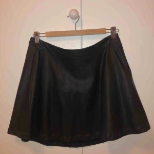  - Knappt använd faux skinnkjol av ONLY. Kan mötas upp i Stockholm eller skicka mot fraktavgift.