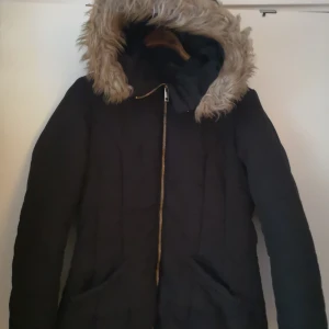  - Svart jacka från H&M st 38. Skick fint! Djur finns i hemmet. Frakten till kommer om den ska skickas. 