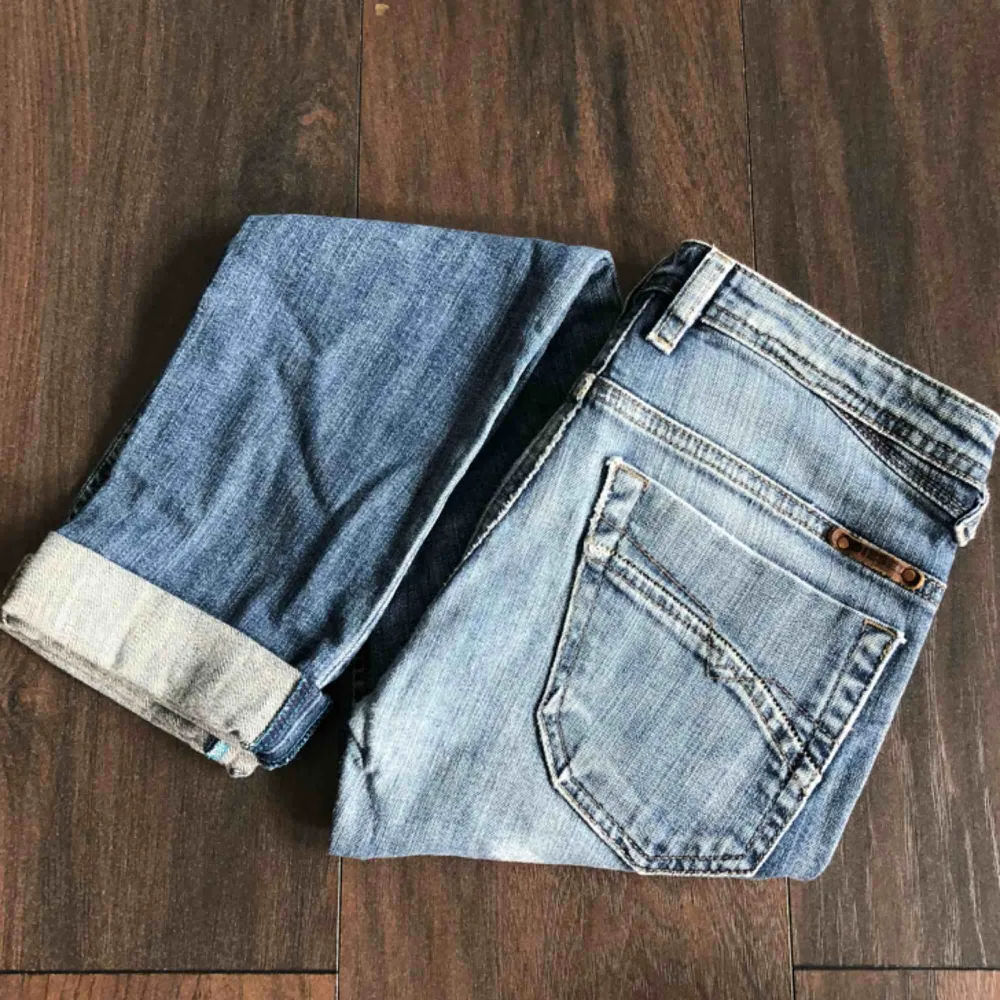 Ett par Dieseljeans i pojkstorlek 10Y men som jag använt efter att min bror växt ur dem. Jag är 158cm och har storlek XS, så de passar dig som har ungefär samma mått! Byxorna är använda men inte slitna. . Jeans & Byxor.