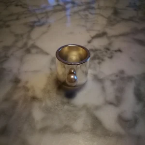  - Ring från BACK med pärla. Höjd ca 2 cm, innerdiameter ca 1,8 cm