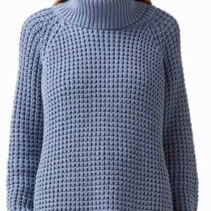 Helt ny ljusblå tröja från HOPE by Ringstrand Söderberg. Grand Sweater.  Storlek 36. Oversize model.   Helt nyinköpt med tags kvar! Perfekt julklapp.  Nypris 2100kr  Bild 1 lånad för att visa modellen