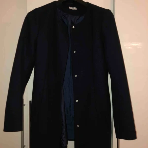  - Köpt för 350kr , använd max 3 gånger Har klippt ut axelvaddar så det är två små hål inuti jackan som inte syns , kan sy ihop dem om så önskas. Jättefin kroppsformad.  Köparen står för frakten