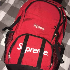  - Äkta Supreme ryggsäck från sommarkollektionen 2014. Köpt i supremebutiken i London. Bra skick!