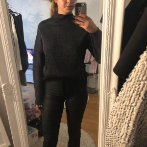  - Snygg svart glittrig tjocktröja från H&M. Endast använd 2 gånger. 