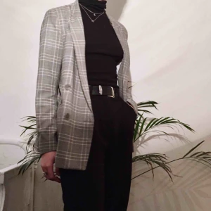  - Grårutig Blazer i fint skick! Lite längre modell :) exl frakt