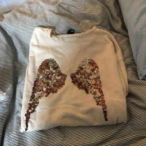  - Jätte fin tröja med vingar på ryggen