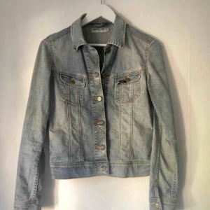  - Snygg jeansjacka som är oanvänd. 