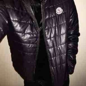  - Svart MONCLER jacka i storlek S (men passar även M) ALDRIG använd. 