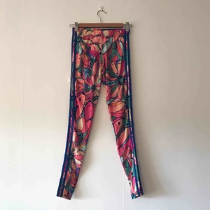  - Super coola Adidas tajts Storlek XS passar öven s Köpta i LA Finns i Malmö eller kan skickas 