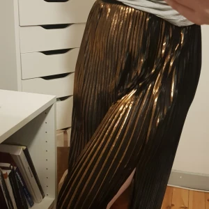  - Alldeles ny supersnygg plissekjol från marlene birger! Fick som födelsedagspresent men fel storlek. Den finns på deras hemsida och heter Launo skirt för den som vill kika upp! Nypris 1799 kr. Säljer för 1000, köparen står för frakt:) 