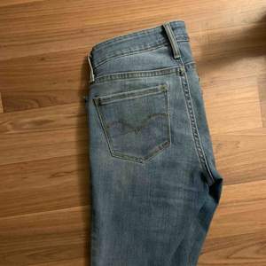 Supersnygga jeans från Levis, köpta i New York. Knappt använda. Strl 25