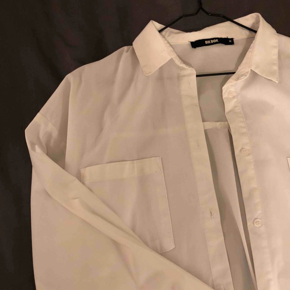 Klassisk vit skjorta från Bikbok, använd endast ett fåtal gånger. Jättesnygg att ha till blå jeans eller klassiskt till svarta byxor! köparen står för frakten🧚🏻‍♀️. Skjortor.