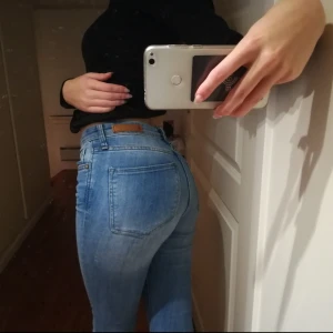  - Jeans från HM i storlek 26/32. Knappt använda. Supersköna och stretchiga💫