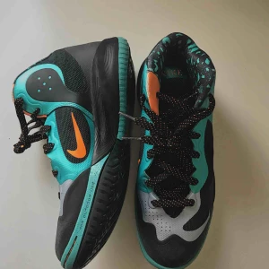  - Basketskor från Nike. Endast använda vid ett fåtal tillfällen, luktar inte fotsvett. Priset är, till viss del, förhandlingsbart.