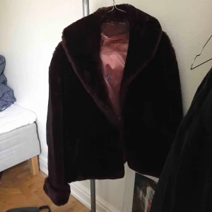  - Äkta päls inhandlad på vintage affär. Mycket varm och fodrad med läder. Jättefint skick på pälsen men innetyget har släppt lite i sömmarna som ni kan se på bild 2. 