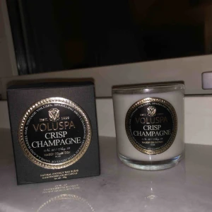  - Säljer ett helt oanvänt ljus från voluspa i doften Crisp Champagne som luktar extremt gott! Tar betalning via swish och fraktar endast🥰