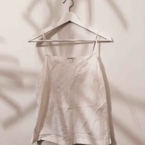  - Tunt linne från Monki. Skickas mot frakt eller möts upp i centrala STHLM.