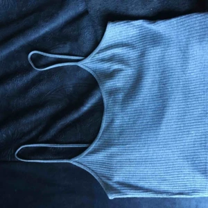  - Ett vanligt linne med tunna band från Bik Bok, storlek M säljer pga att den ej används! Använd få gånger under sommaren, swipe för bilder.