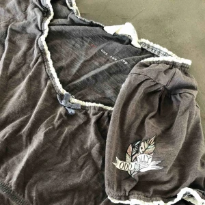  - Fin odd Molly t-shirt som är sparsamt använd. Finns dock några få små hål på baksidan (syns inte så mycket). Storlek 0