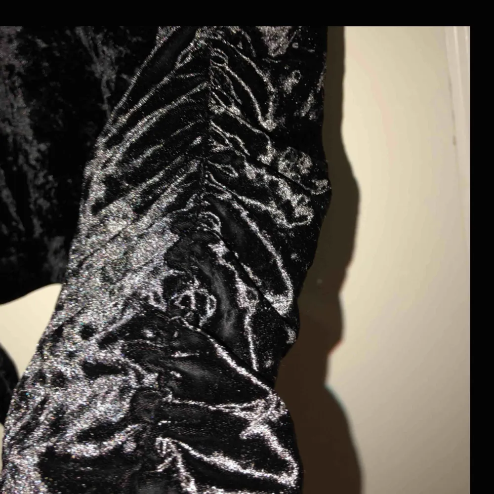 Säljer en svart sammets tröja i storlek xs. Finns att hämta i Norrköping eller så tillkommer frakt kostnad på 40kr. Vid intresse kan fler bilder skickas! ‼️HALVA PRISET. Tröjor & Koftor.