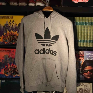  - Hoodie från Adidas. Köparen står för frakt på cirka 80kr. 