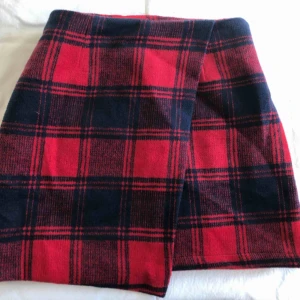  - Jättefin höstig kjol i relativt tjockt tyg med guldig dragkedja i ryggen. Röd och mörkblå, ser svartare ut på bild än i verkligheten. Storlek S men lite liten i storlek. Helt oanvänd, alltså i utomordentligt skick! Skickas mot fraktkostnad!