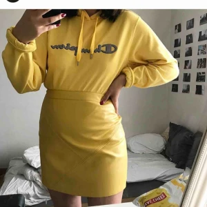  - Snygg gul fake läderkjol i otroligt skönt material! Det är en L men passar mer än M. Endast använd ett fåtal gånger!! ✨