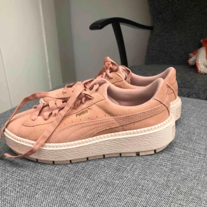  - Pumaskor i fint skick, inte mycket använda! Om jag ska frakta står köparen för eventuell fraktkostnad