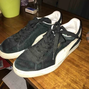  - Svarta puma suede! Väldigt hela, inte så använda, sköna bra skor👍