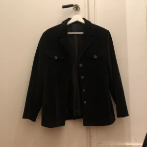  - Rak svart jacka i manchesterlook (se bild 2. Material: bomull). Supersnygg!! 