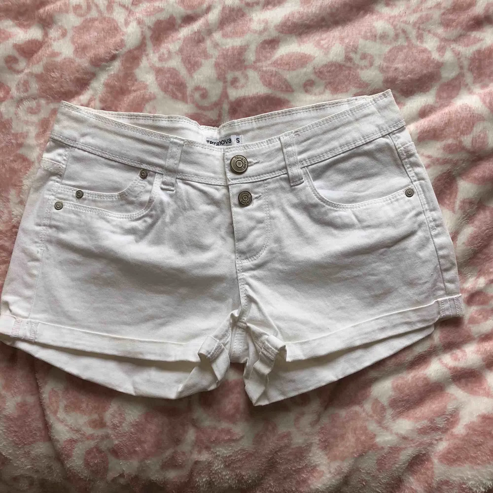 Snygga vita jeansshorts. Använda enstaka gånger. Fraktfritt  🌿. Shorts.