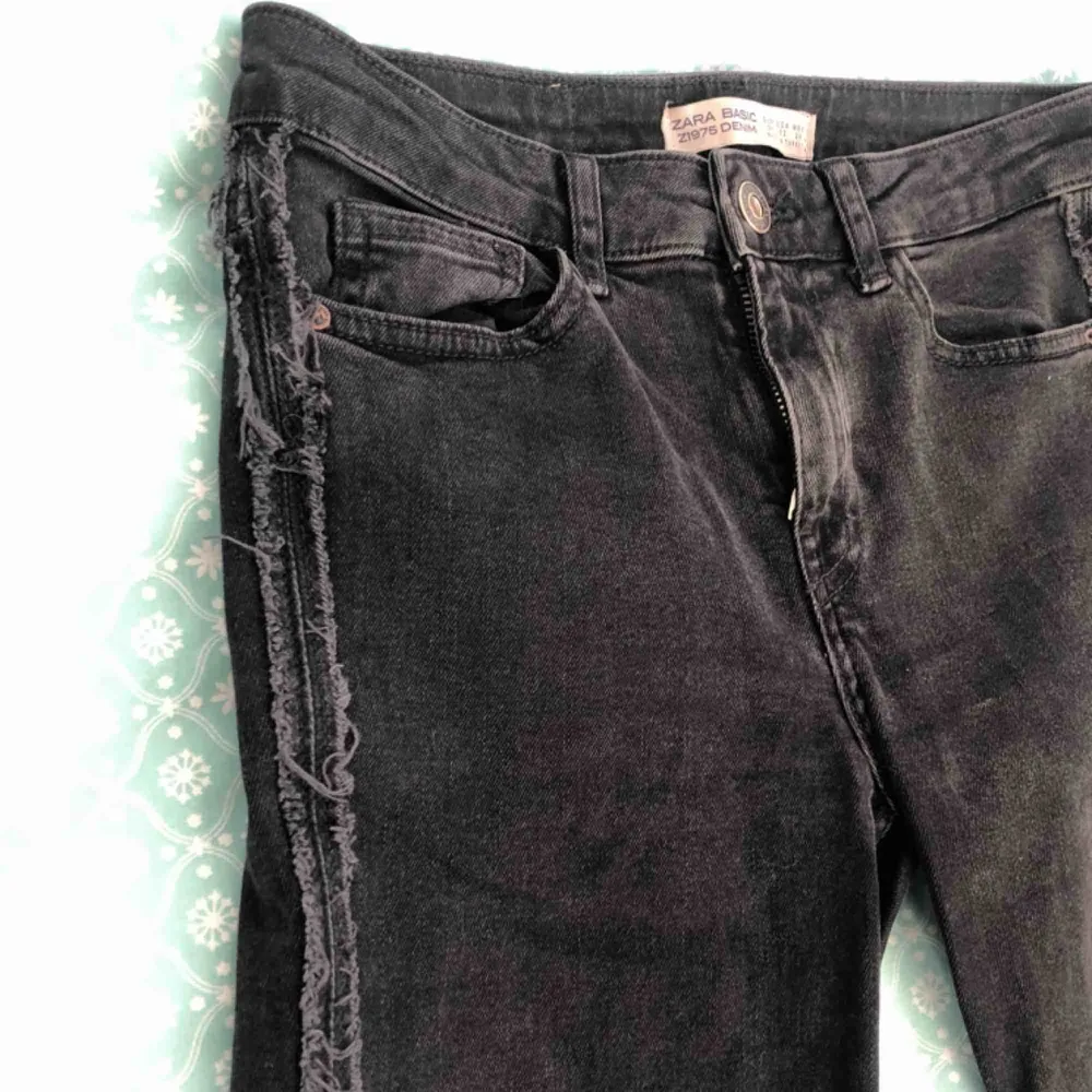 Gråa tajta jeans med detaljer på sidorna.. Jeans & Byxor.
