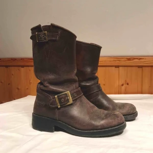  - Mörkbruna Johnny Bulls med detaljer i mässing. Storlek 38 (passar en 38-39). Inköpspris ca 1600kr. Använt skick. Kan mötas upp eller skicka 🍂