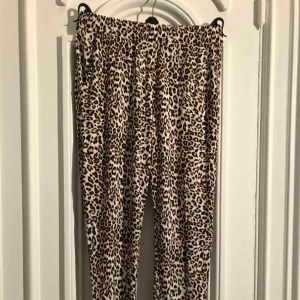  - Leopard mönstrade byxor m fickor och resår i midjan. Oanvända