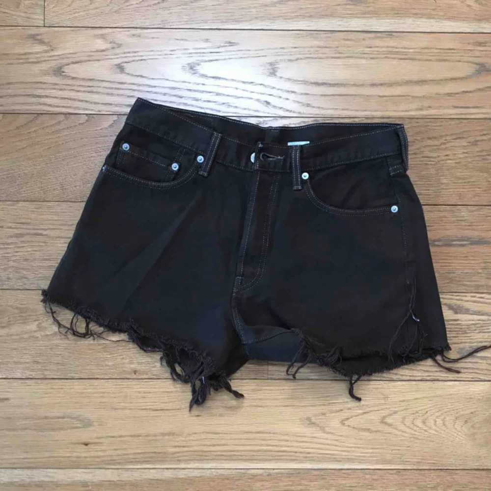 Så fina mörkbruna fransiga jeansshorts från Levi’s köpta på Brandy Melville sommar 2018. För stora för mig tyvärr, 33 i midjan.. Shorts.