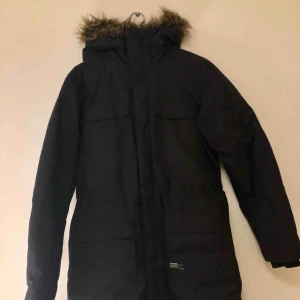  - Jätte varm vinterjacka från Everest. Storlek 38. Kan mötas i Stockholm annars står köparen för frakten.