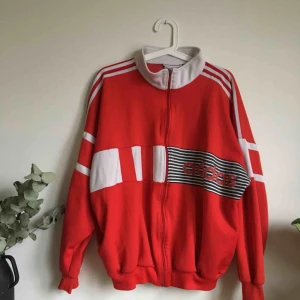  - Adidas tröja köpt på second hand affär på Island tidigare i höst. Köpt for 450kr. Mötes upp i Göteborg eller skickas. Frakt 40kr tillkommer.