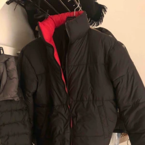  - Perfekt vinterjacka från NA-KD.  jackan har dessutom en röd och en svart sida så du får 2 jackor i ett. Aldrig använd prislappen sitter kvar.   Ordinarie pris 899:-  Säljer pga att den ej passar mig. Kan mötas upp i Helsingborg.