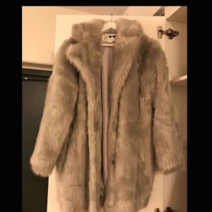  - Junkyard, slutsåld. Nypris: 899 kr. Till salu i flera säljappar.  Väldigt varm och snygg jacka i ljusgrå fuskpäls Inköpt i våras, oanvänd. Finns i Stockholm.  Den sista bilden är lånad från JunkYards hemsida.