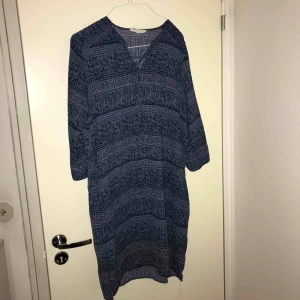  - Klänning mönstrad blå