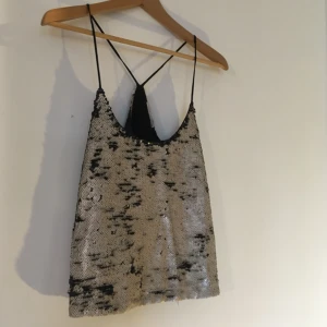  - supercoolt festlinne med paljetter som går att välja färg på genom att vända dem åt olika håll. man kan ha bandlös bh under. nyskick. hämtas i sthlm eller skickas om du betalar frakt. säljer massor (kmr mycket nytt i dagarna), mängdrabatt finnes! 