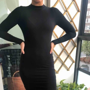  - Festlig tight klänning med liten polokrage! Är i gott skick men använd ett par gånger. 