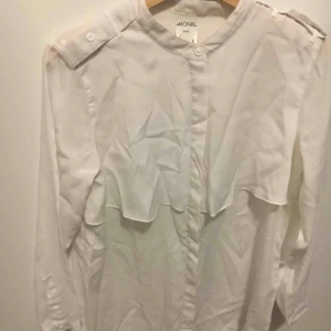  - Vit blus/skjorta från Monki. Strl S. 