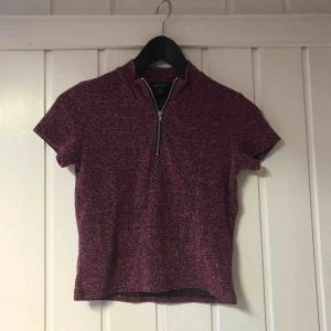  - Jättefin glittrig topp ifrån monki 😍 Köparen står för frakt! 