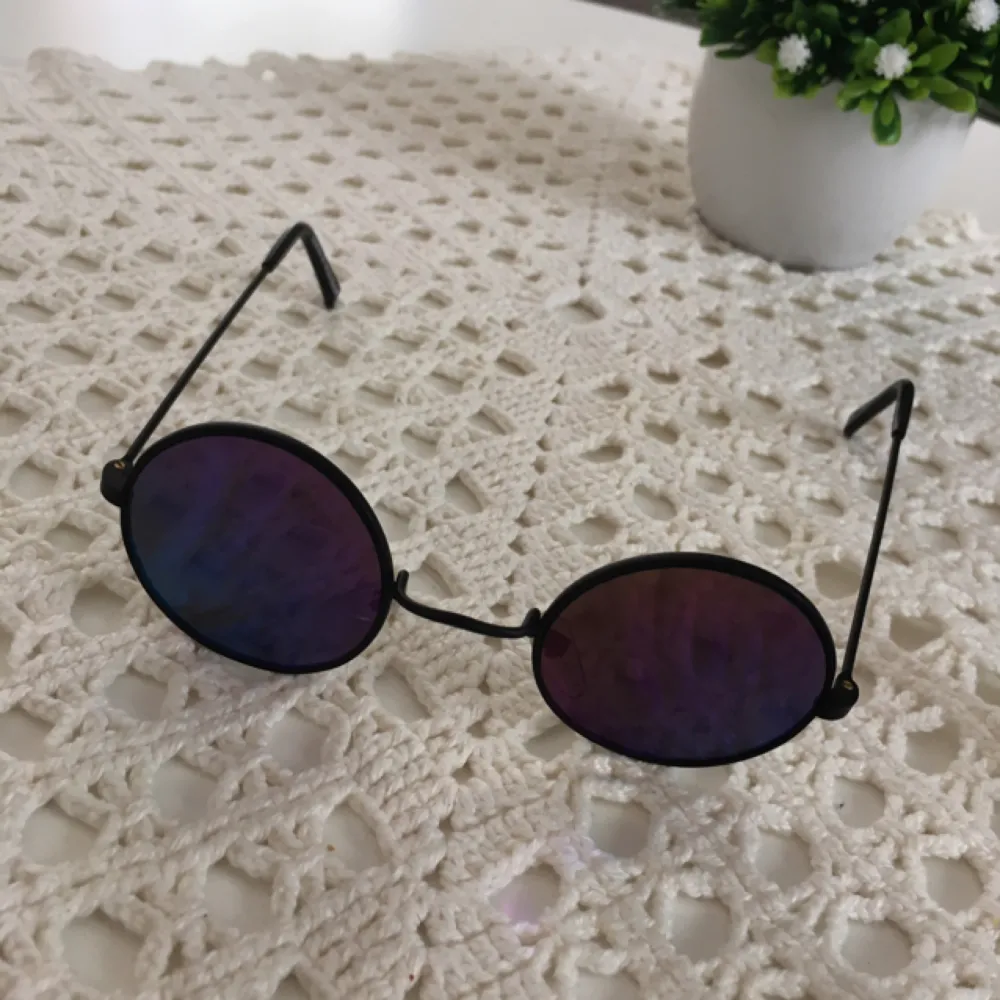 Runda solglasögon från Hindsight Vintage som reflekterar i lila/blått. Frakt diskuteras vid köp 💗. Accessoarer.