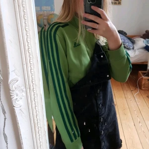  - Grön Adidaströja med dragkedja. Den har några väldigt små hål därav det låga priset! (De märks ej om man inte kollar noga!) Även färgen på dragkedjan är lite bortskavd