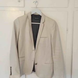  - En jättefin blazer från Zadig & Voltaire i nyskick, helt ny och oöppnade fickor (du sprätter upp själv). Det står strl 38 i den men skulle säga att det är en 34, går KANSKE  för en 36.