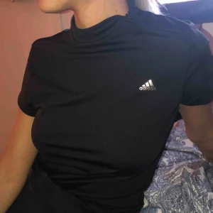  - Adidas tröja med dragkedja vid halsen. Stretchigt material  